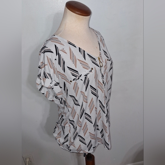 Short Sleeve Blouse- W Sz Medium - Picture 2 of 6